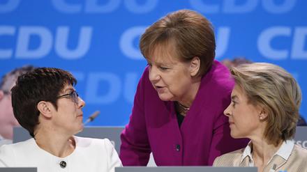 Frauen an der Macht: Bundeskanzlerin Angela Merkel, Annegret Kramp-Karrenbauer und Ursula von der Leyen CDU-Parteitag 2018 .