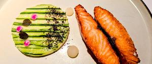 Miso-Lachs mit Gurkenterrine