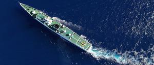 Symbolbild: Ein Drohnenfoto zeigt das Schiff Hebao der Chinesischen Küstenwache (CCG) bei einer Patrouillenfahrt im Juni.