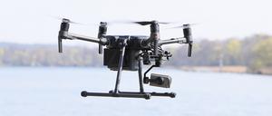 Auch die Polizei setzt bei ihrer Arbeit Drohnen ein – in Brunsbüttel haben wohl Kriminelle die Flugobjekte zu Spionagezwecken genutzt.