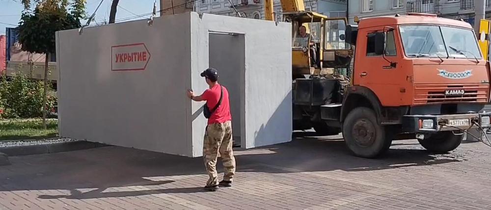 Dieses vom Gouverneur der Region Kursk, Alexej Smirnow, in seinem Telegram-Kanal veröffentlichte Handout-Foto zeigt städtische Arbeiter, die am 22. August 2024 in Kursk Wartehallen aus Beton installieren.