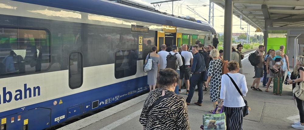 Bahnhof Berlin-Lichtenberg. Der Zug nach Kostrzyn.