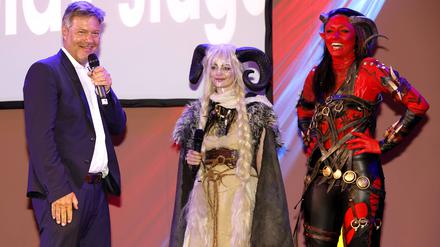 Robert Habeck und Cosplayer auf der Gamescom 2024.