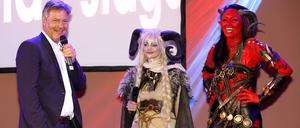 Robert Habeck und Cosplayer auf der Gamescom 2024.