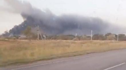 Nach einem Drohnenangriff steigt Rauch aus einer Militäreinrichtung in Oktyabrsky, Region Wolgograd, Russland, 22. August 2024, in diesem Screengrab aus einem Social-Media-Video. 