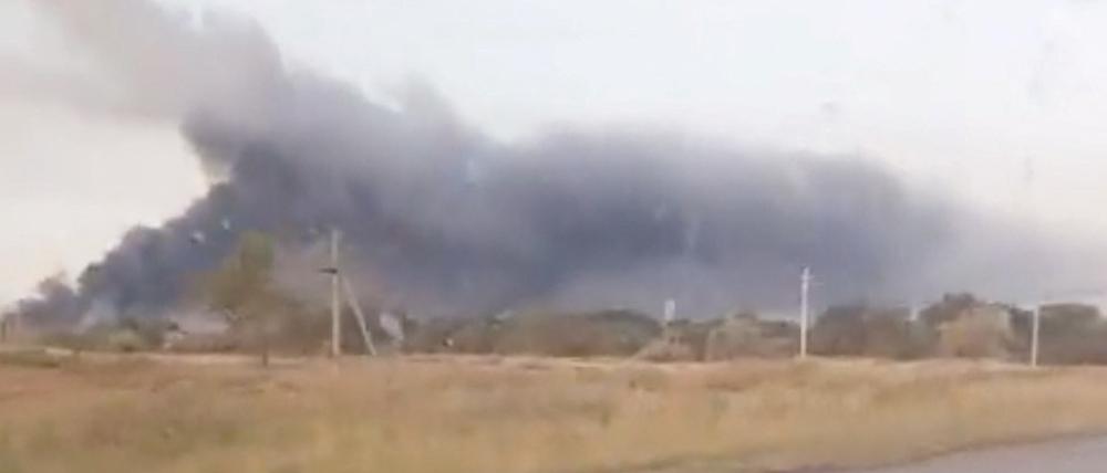 Nach einem Drohnenangriff steigt Rauch aus einer Militäreinrichtung in Oktyabrsky, Region Wolgograd, Russland, 22. August 2024, in diesem Screengrab aus einem Social-Media-Video.