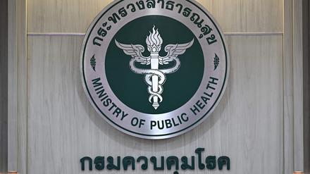 Das Logo des thailändischen Ministeriums für Seuchenkontrolle ist abgebildet, nachdem Beamte am 21. August 2024 in Bangkok eine Pressekonferenz über den mutmaßlichen ersten Fall des neuen, gefährlicheren Mpox-Stammes abgehalten haben. Thailand meldete am 21. August einen ersten Verdachtsfall des neuen, gefährlicheren Mpox-Stammes, der von der Weltgesundheitsorganisation zu einem globalen Gesundheitsnotfall erklärt wurde.
