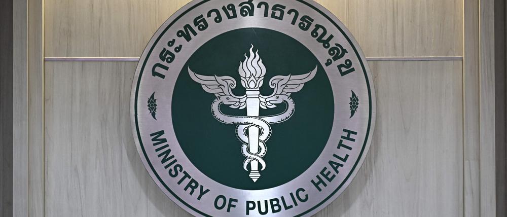 Das Logo des thailändischen Ministeriums für Seuchenkontrolle ist abgebildet, nachdem Beamte am 21. August 2024 in Bangkok eine Pressekonferenz über den mutmaßlichen ersten Fall des neuen, gefährlicheren Mpox-Stammes abgehalten haben. Thailand meldete am 21. August einen ersten Verdachtsfall des neuen, gefährlicheren Mpox-Stammes, der von der Weltgesundheitsorganisation zu einem globalen Gesundheitsnotfall erklärt wurde.