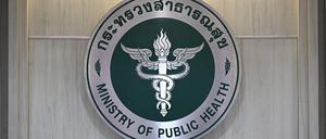 Das Logo des thailändischen Ministeriums für Seuchenkontrolle ist abgebildet, nachdem Beamte am 21. August 2024 in Bangkok eine Pressekonferenz über den mutmaßlichen ersten Fall des neuen, gefährlicheren Mpox-Stammes abgehalten haben. Thailand meldete am 21. August einen ersten Verdachtsfall des neuen, gefährlicheren Mpox-Stammes, der von der Weltgesundheitsorganisation zu einem globalen Gesundheitsnotfall erklärt wurde.