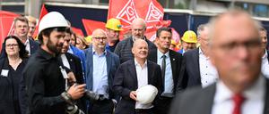 Bundeskanzler Olaf Scholz besucht Meyer Werft in Papenburg.