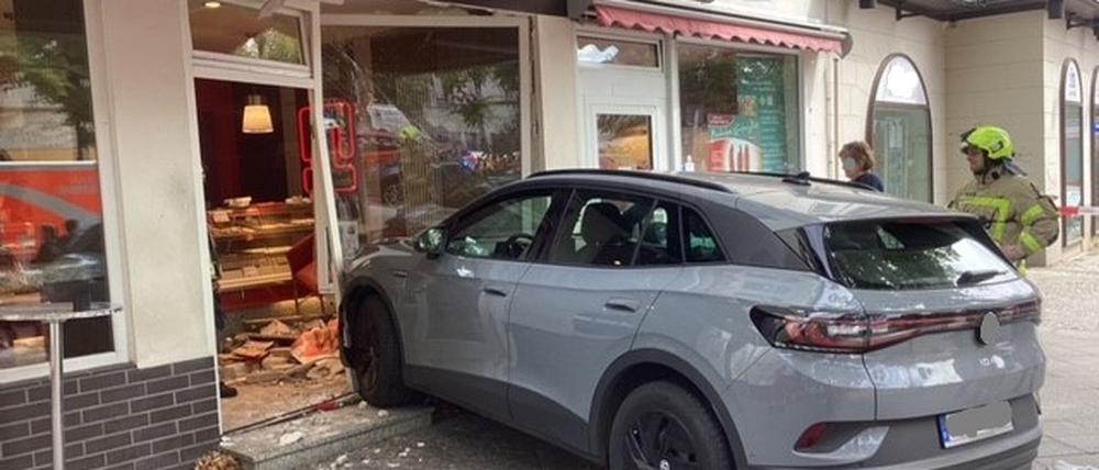 Der Unfallort nach dem Crash in die Bäckerei.