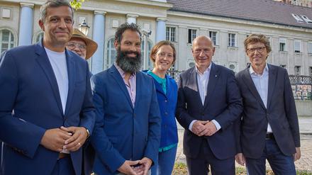 Raed Saleh (l-r, SPD), Fraktionsvorsitzender im Berliner Abgeordnetenhaus, Mario Marcus, Dekel und Nina Peretz vom Vorstand der Synagoge, Kai Wegner (CDU), Regierender Bürgermeister von Berlin, und Engelbert Lütke Daldrup, Baubeauftragter Neubau Synagoge am Fraenkelufer, stehen nach einem Besuch des Islamischen Kulturzentrums der Bosniaken in Berlin e.V. vor der Synagoge am Fraenkelufer. Saleh und Wegner wollen sich bei einem gemeinsamen Besuch von zwei Gemeindezentren über deren Arbeit vor Ort informieren. 