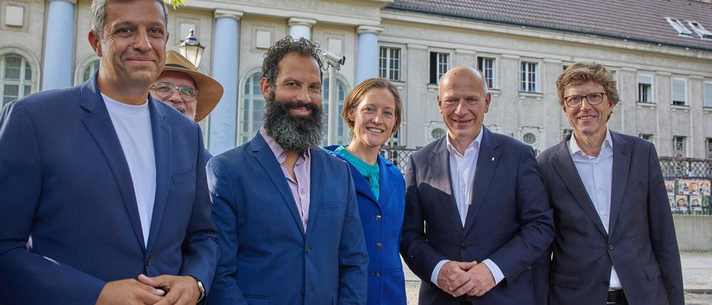 Raed Saleh (l-r, SPD), Fraktionsvorsitzender im Berliner Abgeordnetenhaus, Mario Marcus, Dekel und Nina Peretz vom Vorstand der Synagoge, Kai Wegner (CDU), Regierender Bürgermeister von Berlin, und Engelbert Lütke Daldrup, Baubeauftragter Neubau Synagoge am Fraenkelufer, stehen nach einem Besuch des Islamischen Kulturzentrums der Bosniaken in Berlin e.V. vor der Synagoge am Fraenkelufer. Saleh und Wegner wollen sich bei einem gemeinsamen Besuch von zwei Gemeindezentren über deren Arbeit vor Ort informieren. 