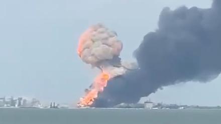 In einem Hafen der südrussischen Region Krasnodar geriet offiziellen Angaben zufolge eine mit Treibstoffzisternen beladene Fähre durch ukrainischen Beschuss in Brand und sank.