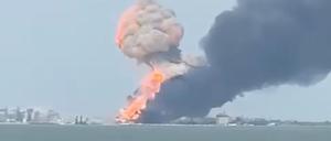 In einem Hafen der südrussischen Region Krasnodar geriet offiziellen Angaben zufolge eine mit Treibstoffzisternen beladene Fähre durch ukrainischen Beschuss in Brand und sank. 