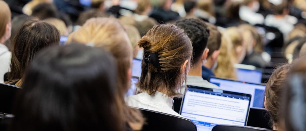 Studierende müssen durchschnittlich über die Hälfte ihres Einkommens für eine Wohnungsmöglichkeit aufwenden.