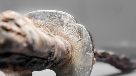 Ein Wakizashi-Schwert, also Samurai-Schwert, wurde bei den Ausgrabungen am Berliner Molkenmarkt gefunden. Hier die Detailansicht der Griffzwinge (Fuchi).