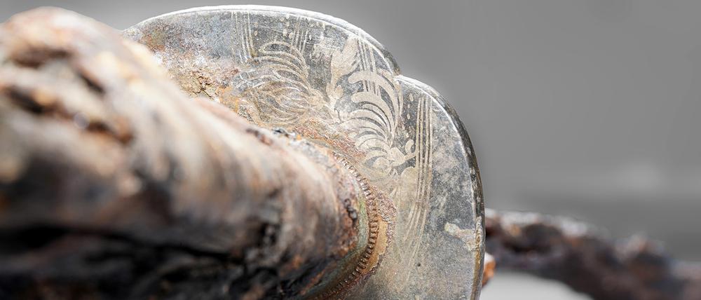 Ein Wakizashi-Schwert, also Samurai-Schwert, wurde bei den Ausgrabungen am Berliner Molkenmarkt gefunden. Hier die Detailansicht der Griffzwinge (Fuchi).