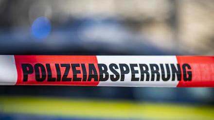 Eine Polizeiabsperrung nach einem Unfall (Symbolbild).
