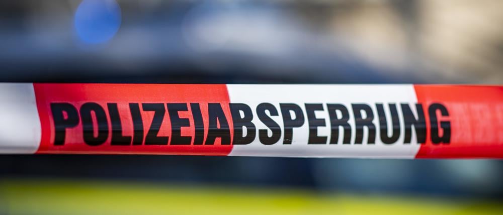 Eine Polizeiabsperrung nach einem Unfall (Symbolbild).