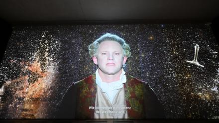 „Die Macht der Aufklärung – Walking with Kant“ von Saskia Boddeke und Peter Greenaway zum 300. Kant-Geburtstag ist in der Orangerie in Potsdams Neuen Garten zu sehen.