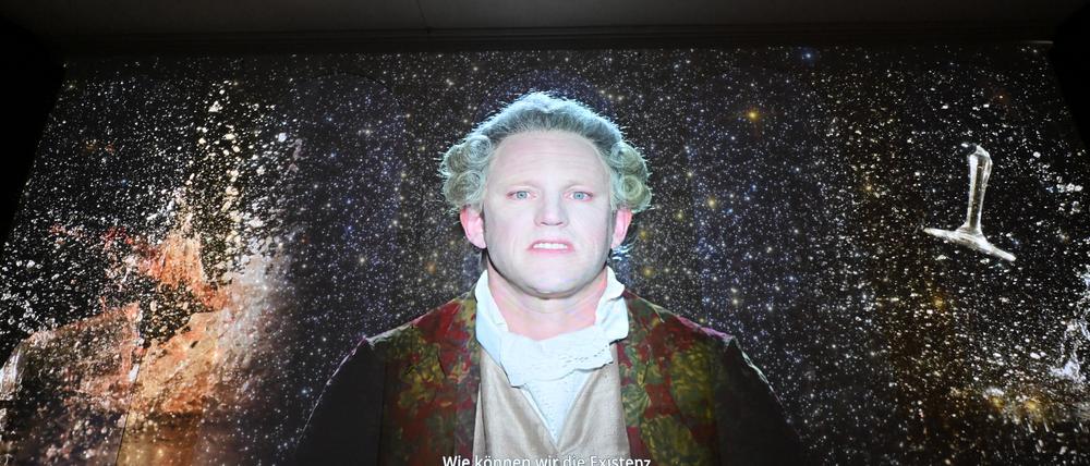 „Die Macht der Aufklärung – Walking with Kant“ von Saskia Boddeke und Peter Greenaway zum 300. Kant-Geburtstag ist in der Orangerie in Potsdams Neuen Garten zu sehen.