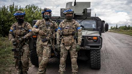 Ukrainische Soldaten posieren kurz vor Kursk im Gebiet Sumy auf einem am 23. August veröffentlichten Foto.