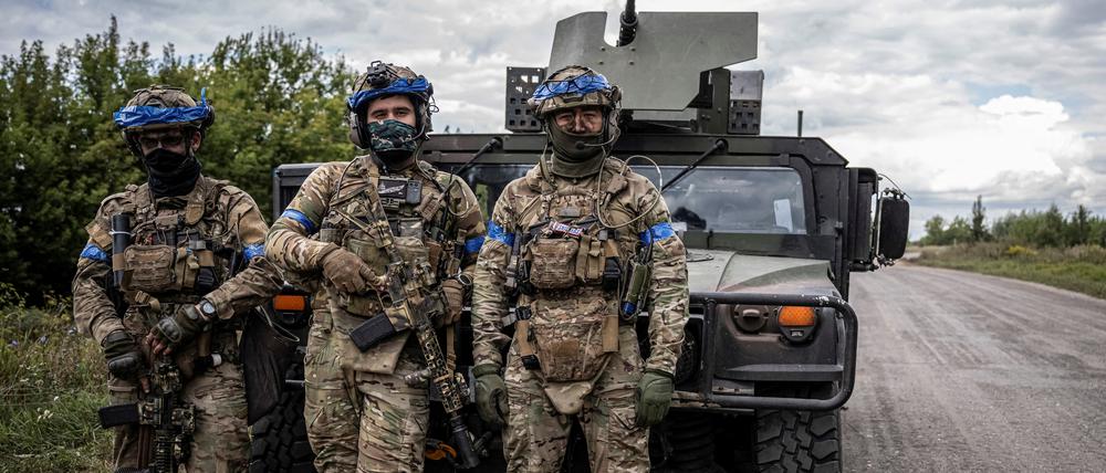 Ukrainische Soldaten posieren kurz vor Kursk im Gebiet Sumy auf einem am 23. August veröffentlichten Foto.