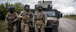 Ukrainische Soldaten posieren kurz vor Kursk im Gebiet Sumy auf einem am 23. August veröffentlichten Foto.