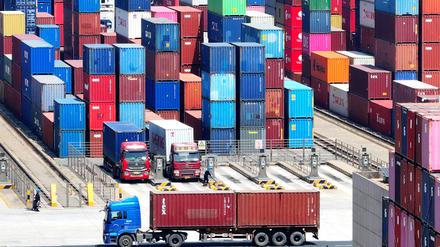 China, Container-Hafen in Qingdao.