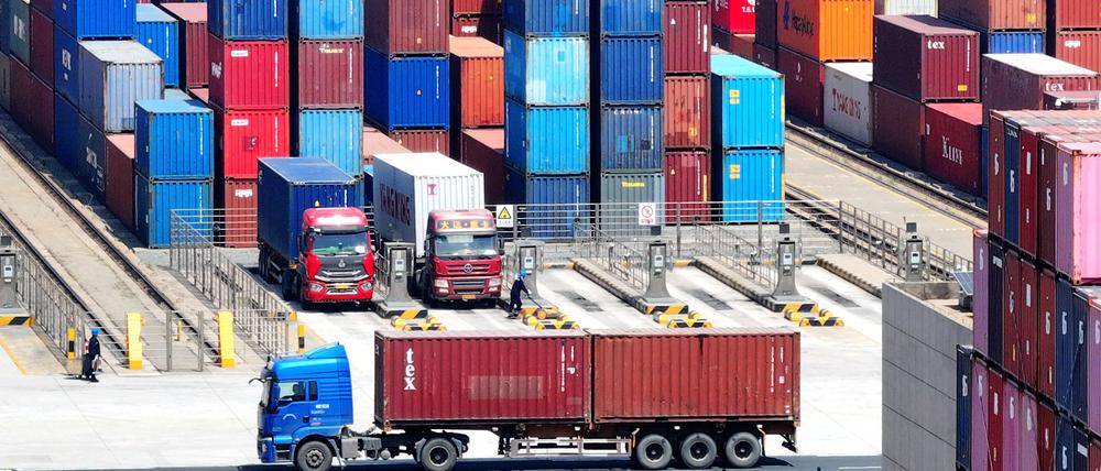 China, Container-Hafen in Qingdao.