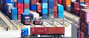 China, Container-Hafen in Qingdao.