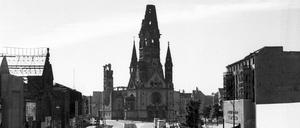 In einer Bombennacht im November 1943 zerstört: die Kaiser-Wilhelm-Gedächtniskirche, hier in einer Aufnahme von 1952. In der Nähe versteckten Gertrud Schoenberner und Anna Schoenberner-Müller die Jüdin Alice Schneider-Didam.