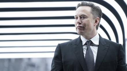 Elon Musk, Tesla-Chef, im Portrait beim Tesla Delivery Day zur Eröffnung der Tesla Fabrik in Grünheide in der Nähe