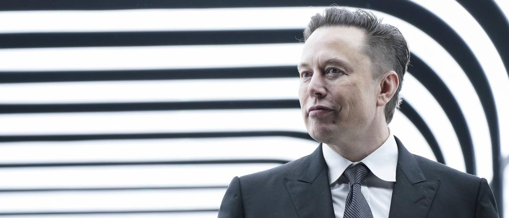 Elon Musk, Tesla-Chef, im Portrait beim Tesla Delivery Day zur Eröffnung der Tesla Fabrik in Grünheide in der Nähe