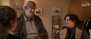 Reisegefährten. Edek (Stephen Fry) und Ruth (Lena Dunham) suchen in Polen nach den Familienwurzeln.