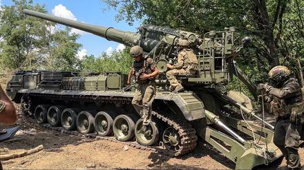 Russische Soldaten bereiten an einem unbekannten Ort in der Ukraine ein Waffensystem vor (Symbolbild).