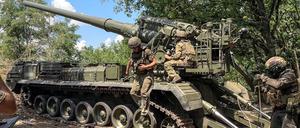 Russische Soldaten bereiten an einem unbekannten Ort in der Ukraine ein Waffensystem vor (Symbolbild).