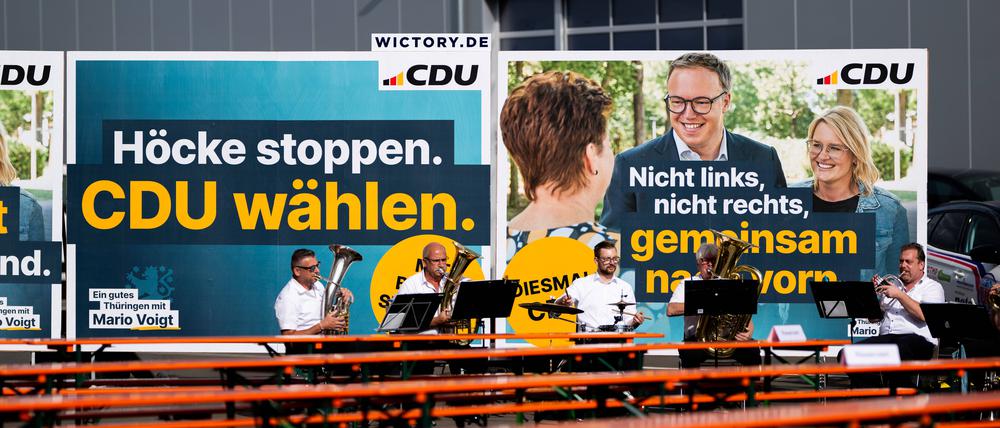 Eine Blaskapelle spielt vor Veranstaltungsbeginn. Im Hintergrund stehen Plakataufsteller der CDU Kampagne zur Landtagswahl. Landtagswahlkampf der CDU Thüringen mit der Veranstaltung Bürgerdialog mit Friedrich Merz am 21. August 2024 in Erfurt.