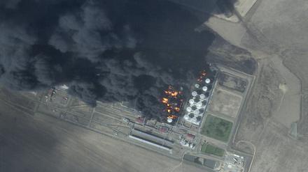 19.08.2024, Russland, Proletarsk: Dieses Satellitenfoto von Planet Labs PBC zeigt ein Feuer in einem Öllager in der Nähe von Proletarsk, das zuvor von einem ukrainischen Drohnenangriff getroffen wurde. Foto: Planet Labs PBC/AP/dpa +++ dpa-Bildfunk +++