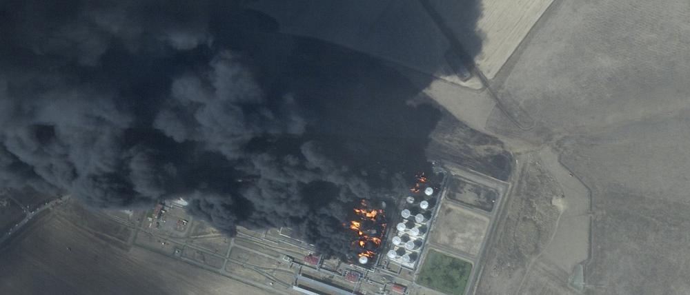 19.08.2024, Russland, Proletarsk: Dieses Satellitenfoto von Planet Labs PBC zeigt ein Feuer in einem Öllager in der Nähe von Proletarsk, das zuvor von einem ukrainischen Drohnenangriff getroffen wurde.