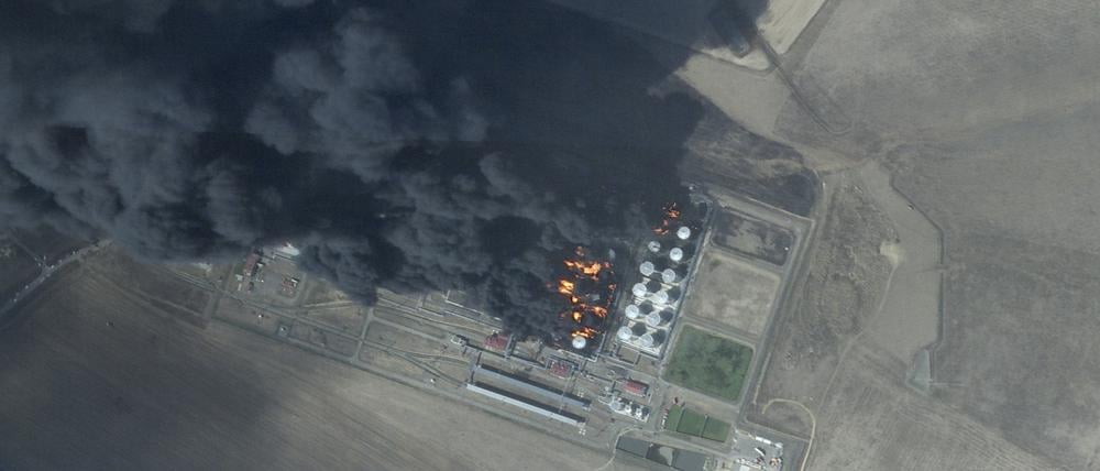 19.08.2024, Russland, Proletarsk: Dieses Satellitenfoto von Planet Labs PBC zeigt ein Feuer in einem Öllager in der Nähe von Proletarsk, das zuvor von einem ukrainischen Drohnenangriff getroffen wurde. Foto: Planet Labs PBC/AP/dpa +++ dpa-Bildfunk +++