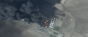 19.08.2024, Russland, Proletarsk: Dieses Satellitenfoto von Planet Labs PBC zeigt ein Feuer in einem Öllager in der Nähe von Proletarsk, das zuvor von einem ukrainischen Drohnenangriff getroffen wurde.