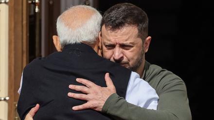 Bei seinem Besuch in Kiew umarmte Modi nun auch den ukrainischen Präsidenten Selesnkyj. 