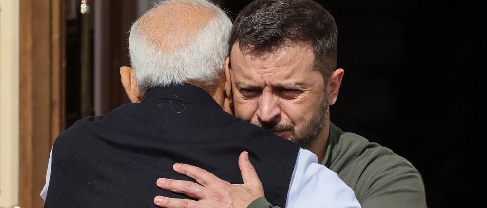 Bei seinem Besuch in Kiew umarmte Modi nun auch den ukrainischen Präsidenten Selesnkyj.