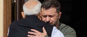 Bei seinem Besuch in Kiew umarmte Modi nun auch den ukrainischen Präsidenten Selesnkyj. 