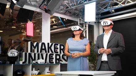 Brandenburgs Wissenschaftsministerin Manja Schüle und Bundeskanzler Olaf Scholz mit VR-Brillen am HPI. 