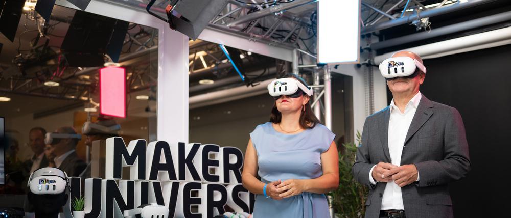 Brandenburgs Wissenschaftsministerin Manja Schüle und Bundeskanzler Olaf Scholz mit VR-Brillen am HPI.