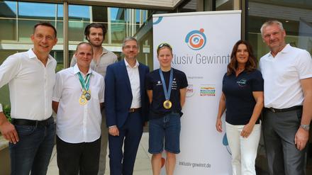 Schirmherrin und Eislauf-Ikone Katarina Witt (2.v.r.) und Potsdams Oberbürgermeister Mike Schubert (SPD, 4.v.r.) zusammen mit dem Unterstützerteam von „Inklusiv gewinnt“.