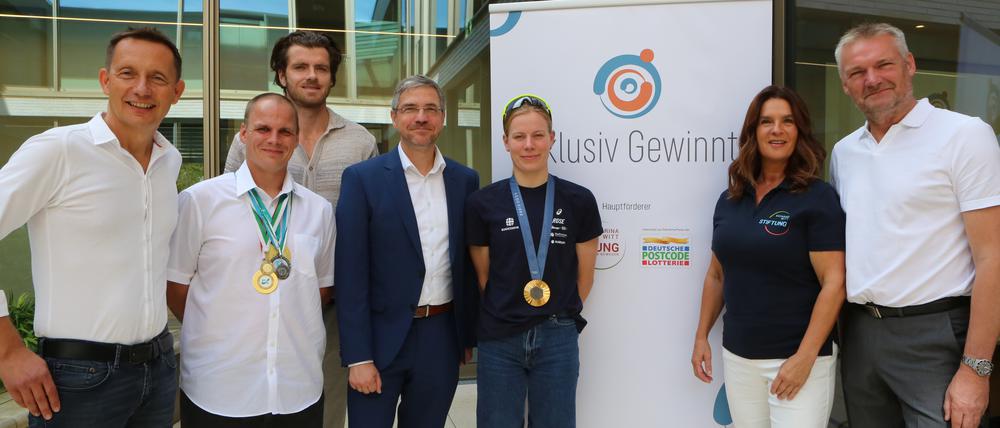 Schirmherrin und Eislauf-Ikone Katarina Witt (2.v.r.) und Potsdams Oberbürgermeister Mike Schubert (SPD, 4.v.r.) zusammen mit dem Unterstützerteam von „Inklusiv gewinnt“.